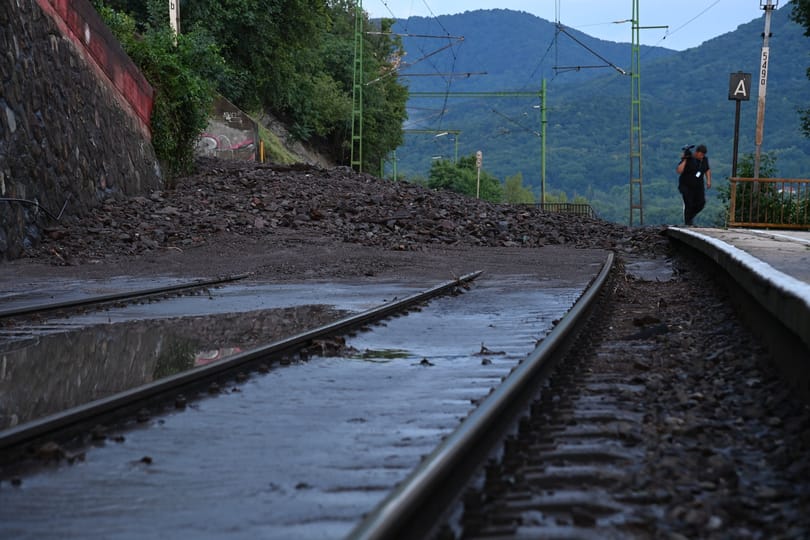 Nagymarosnál sárlavina zúdult a hegyoldalról a vasútvonalra és a 12-es főútra – fotók