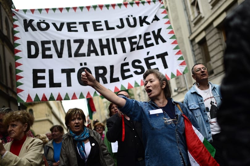 Belvárosi bankoknak mentek neki a tüntetők