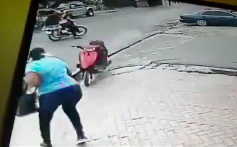 Millimétereken múlt, hogy nem ütötte el a gyalogost a száguldó motor – videó