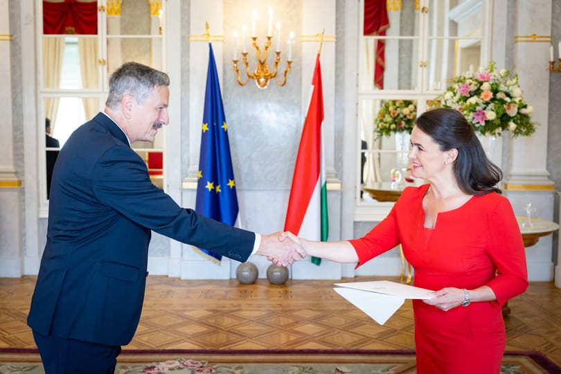 Útnak indította az államfő az új kijevi magyar nagykövetet, tanácsot is adott