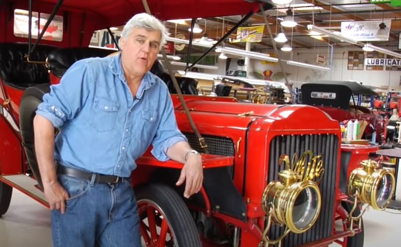 Éppen a 115 éves gőzautóján dolgozott Jay Leno, amikor az arcára fröccsent üzemanyag meggyulladt