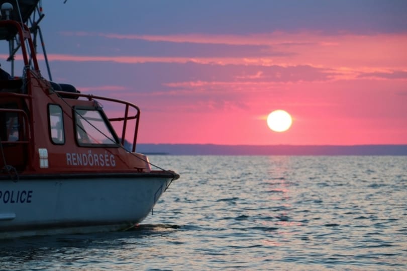 Vízi rendőrök mentettek ki egy úszót a Balatonból