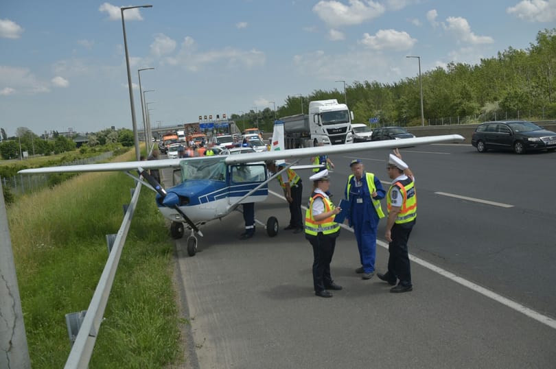 Új fotók jöttek az M1-M7-en landolt repülőről