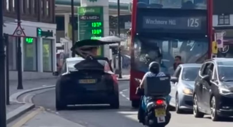Megmutatta, milyen különleges ajtaja van a méregdrága Teslájának, aztán lezúzott vele egy buszt