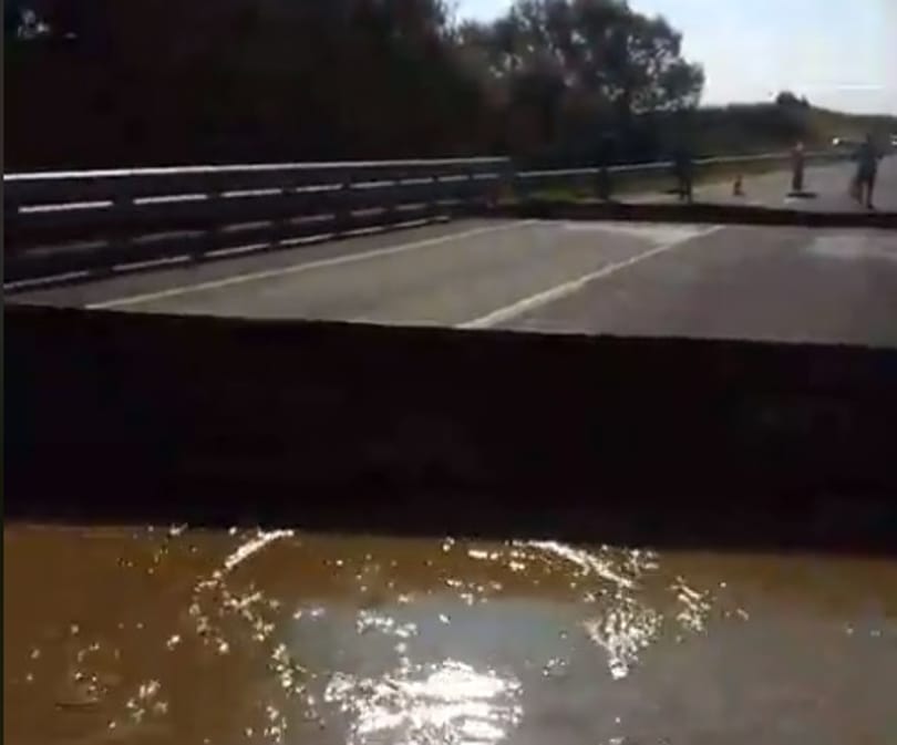 Elmosott az áradás egy hidat Nagyatádnál - videó