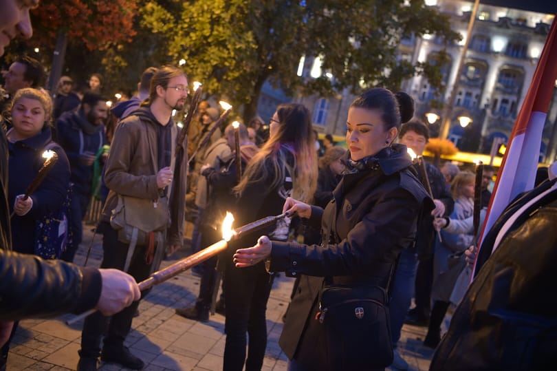A jobbikosok lettek az ünnep vándorai: a belvárosból a köztévéhez, majd a Fidesz-székházhoz vonultak tojással dobálni