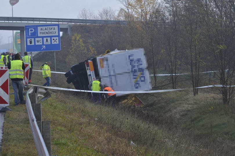 Így mentik az árokba borult kamiont - fotók