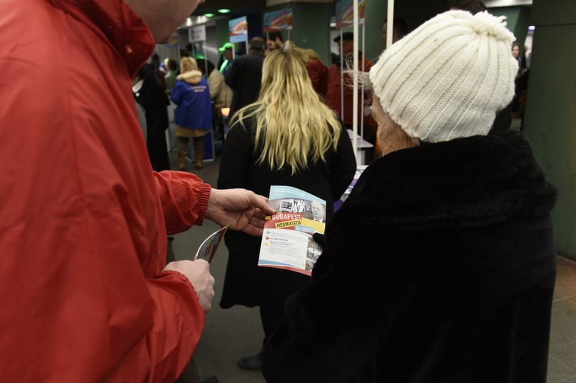 Már gyűjtik az aláírásokat a 3-as metrós népszavazáshoz – fotók