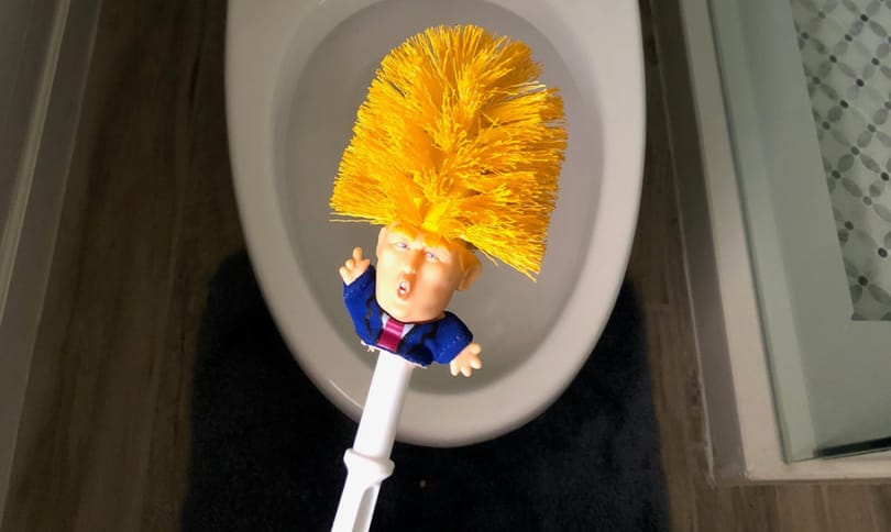 Eddig nem tudta, mi hiányzott a fürdőjéből: a Donald Trump-vécékefe