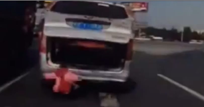 Szörnyű autós videó, még jó, hogy a baba nem sérült meg