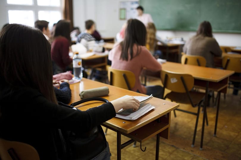 Tanóra alatt szakadt le a teljes álmennyezet egy iskola tantermében