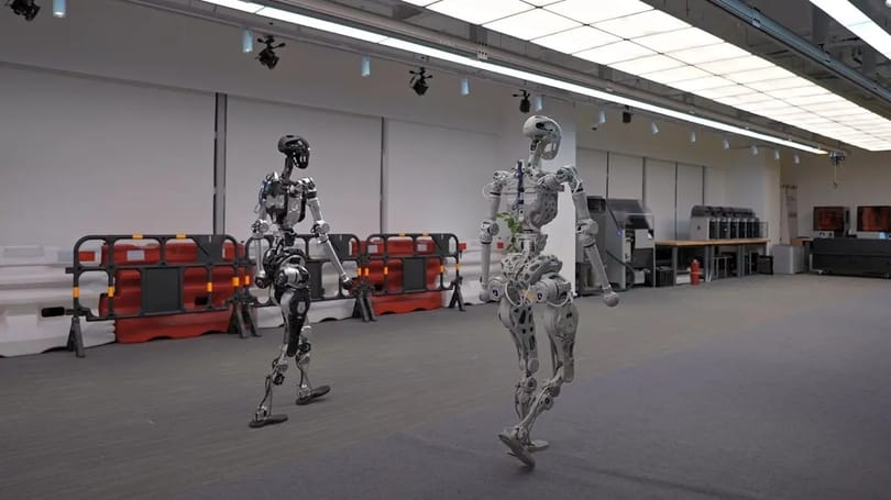 Úgy járkál ez a kínai humanoid robot, mint egy ember – videó