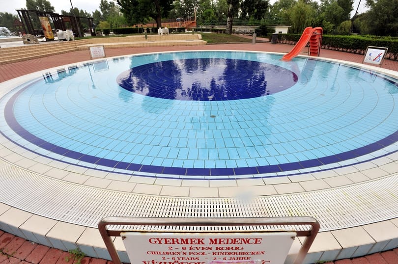 Százmilliós bevételkiesést okozott a hideg a fővárosi strandoknak