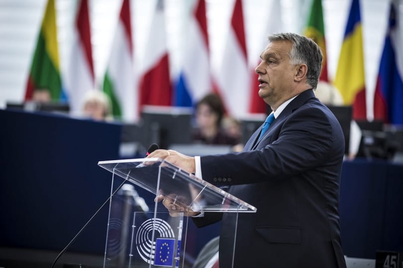 Új fronton támadja a Sargentini-jelentést a kormány, jönnek a rádiós és tévés 