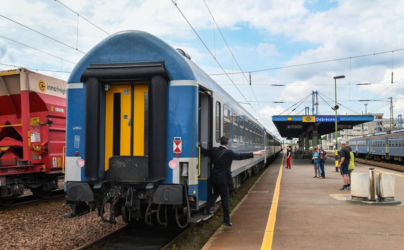 Kitolt a kormány a vonatozókkal
