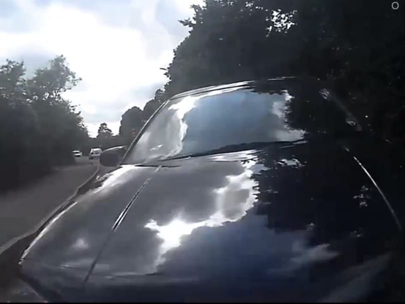 Ezt látja a levegőben repülve az elgázolt kerékpáros - videó