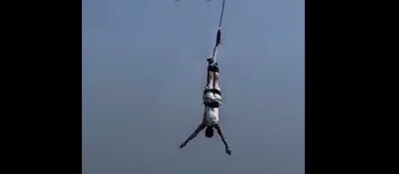 Minden bungee jumpingoló rémálma: az utolsó pillanatban szakadt el a kötél – videó
