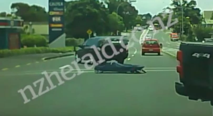 Kiesett a halott a kocsiból, majd végiggurult a kereszteződésen – videó