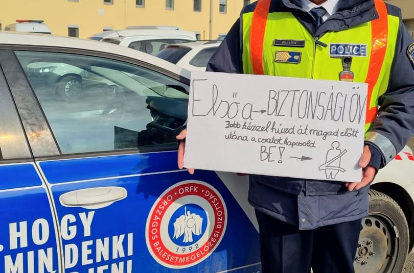 A rendőrség megcsinálta a saját kartonpapíros használati utasítását az autósoknak 
