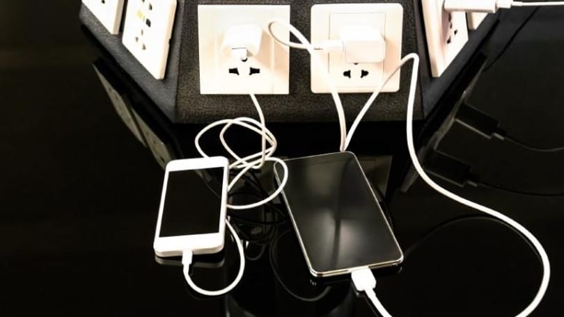 Itt a lista: ezeken a helyeken ne töltse soha a telefonját, mert baj lehet belőle