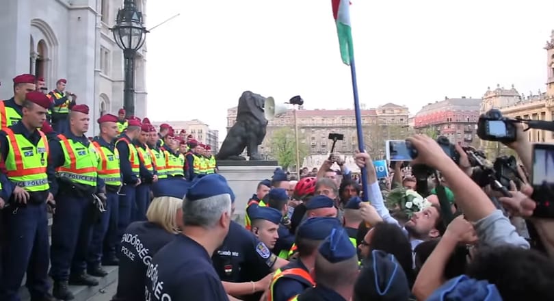 Így dulakodtak a parlament lépcsőjén - videó