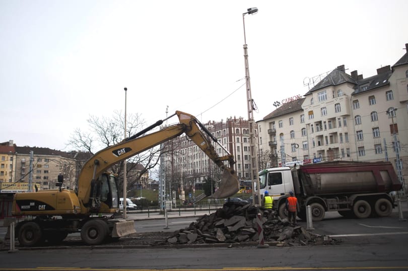 Így mentek neki a Széll Kálmán térnek a markolók – fotók