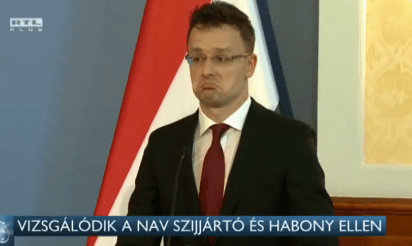 Egy pukkancs vagdalkozik
