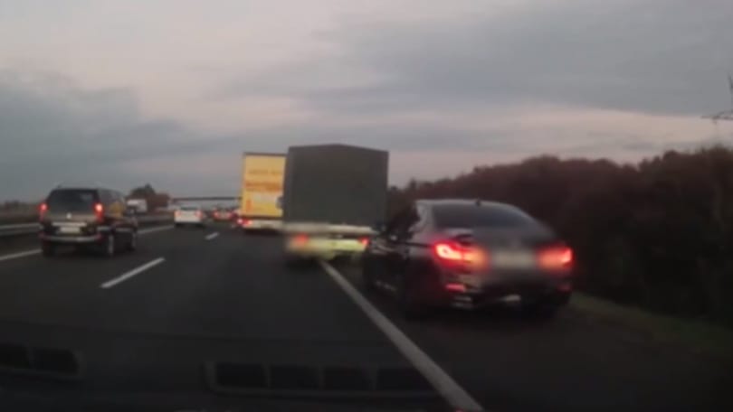Szabálytalankodó és leckéztetője rémületes csörtéjét vették videóra az M3-ason