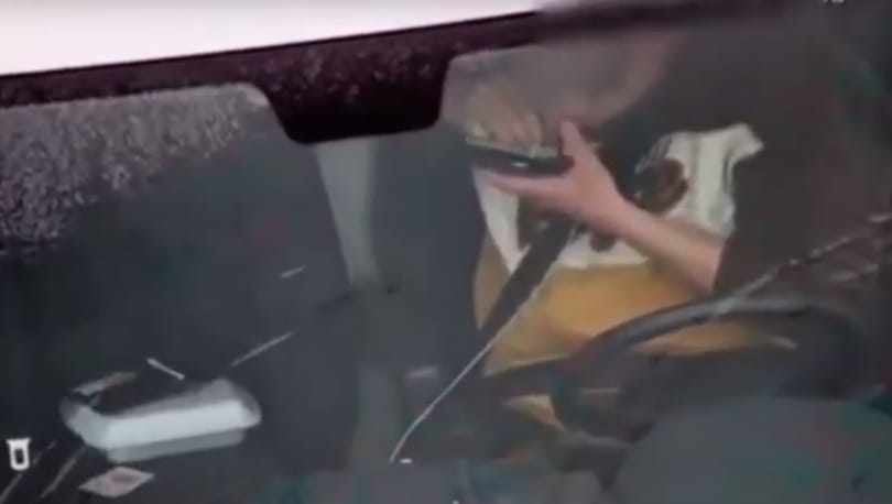 Megállt felszívni egy csíkot, de felvette az autópálya kamerája - videó