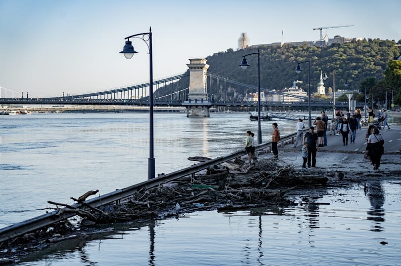 Budán már csütörtökön visszatérhet a forgalom az alsó rakpartra, Pesten még szivattyúzzák a villamosalagutat
