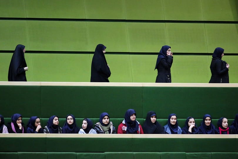 Kivégzik Irán korábbi leggazdagabb emberét, de előtte kamatostul visszaveszik tőle a pénzt