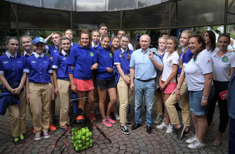 Vastapssal fogadták Putyint a Krím félszigeti kisiskolások