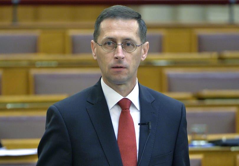 Varga: a kormány felülvizsgálhatja a bankadót
