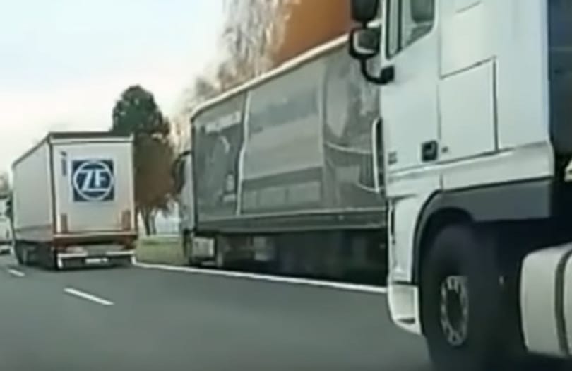 Mégis miért? Leállósávban zúzott végig a kamionos az M1-esen – videó