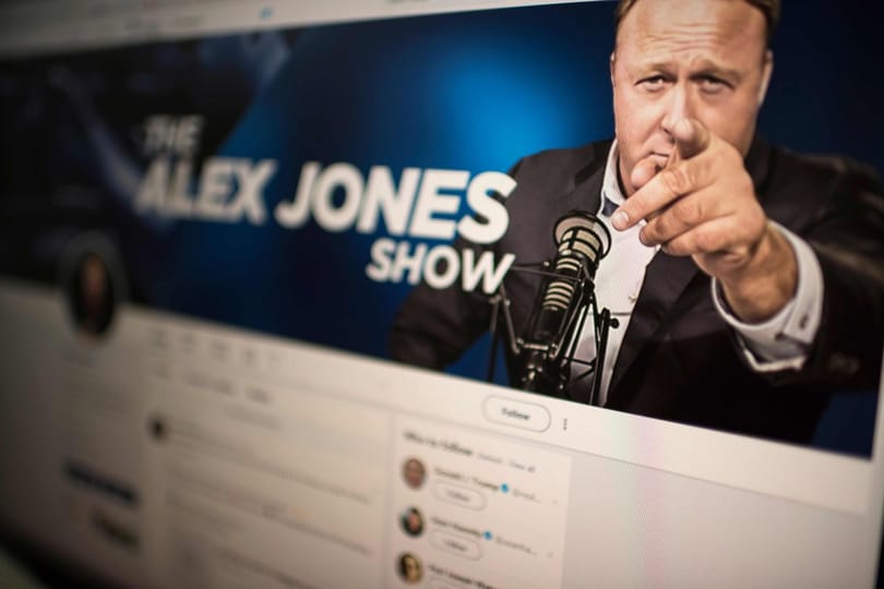 Lecsapott a Facebook: újabb 22 oldalát törölték az összeesküvés-elméleteket terjesztő rádiósnak
