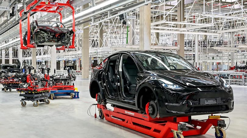 Ilyen belülről a Tesla Berlin – egy drón repülte végig az üzemet