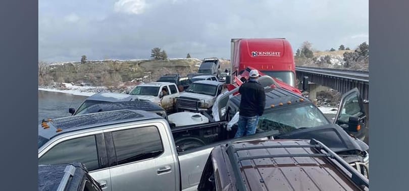 Autótemetővé változott egy híd egy tömegbaleset után az Egyesült Államokban