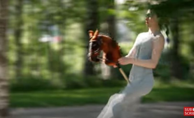 Komoly sport vagy idétlen hobbi plüsslóval ugrálni akadálypályán? (videó)