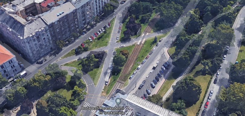 Villamossínekre hajtott egy autós az I. kerületben