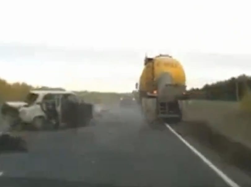 Ezért ne izmozzunk Ladával az országúton - videó