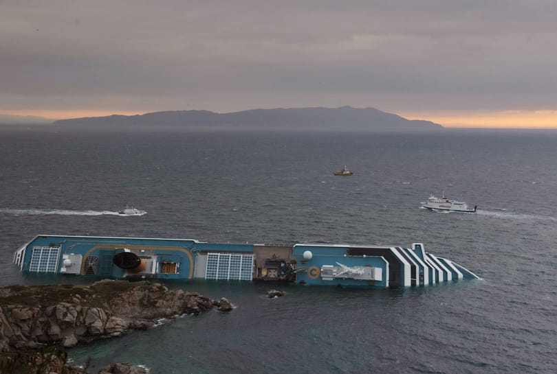 Búvárok a Costa Concordia roncsai közt