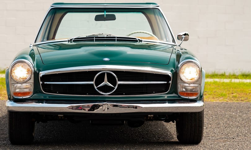 Az időtlen sportos elegencia négykerekű szobra ez a sötétzöld-konyak régi Mercedes