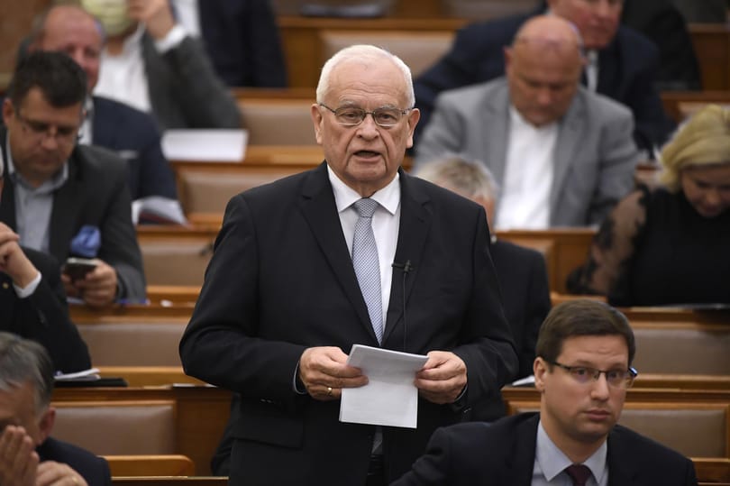 Harrach Péter 164-gyel repesztett az autópályán, hogy odaérjen Orbán beszédére