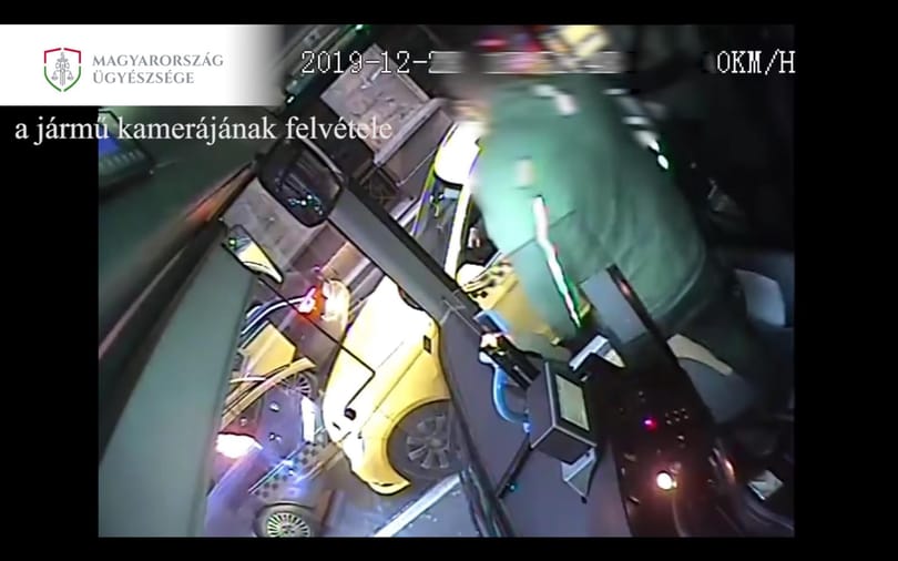 Két évre fegyházba küldték a taxisofőrt, aki fékezésre kényszerített egy buszt és megverte a vezetőjét