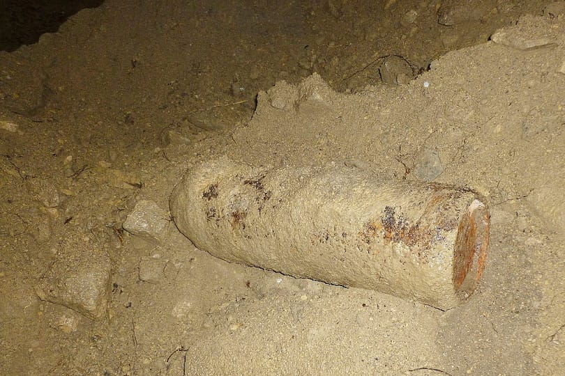 Egy 100 kilós légibombát és 18 gránátot találtak egy komáromi építkezésen