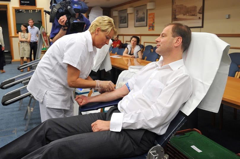 Cáfol a KIM: Navracsics mégsem lett rosszul véradás közben