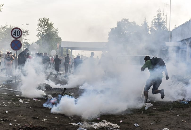Eljárás indult a rendőr ellen, akinek a bemutatóján elsősök kilőttek egy könnygázgránátot