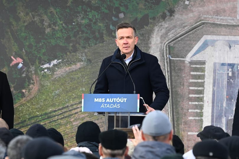 Sopron 265 ezer forintot követel ellenzéki tüntetők krétafeliratainak eltakarításáért