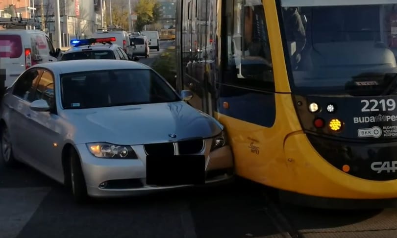 A nap videója: a budapesti villamos és a BMW csattanása