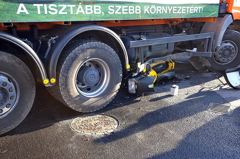 Fotó: kukásautó ütközött motorossal a Délinél